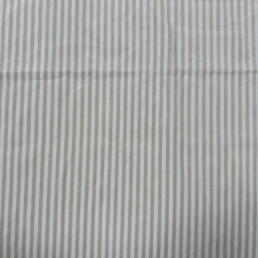 Départ : la photo du tissu à plat, rayure fine beige sur blanc.
